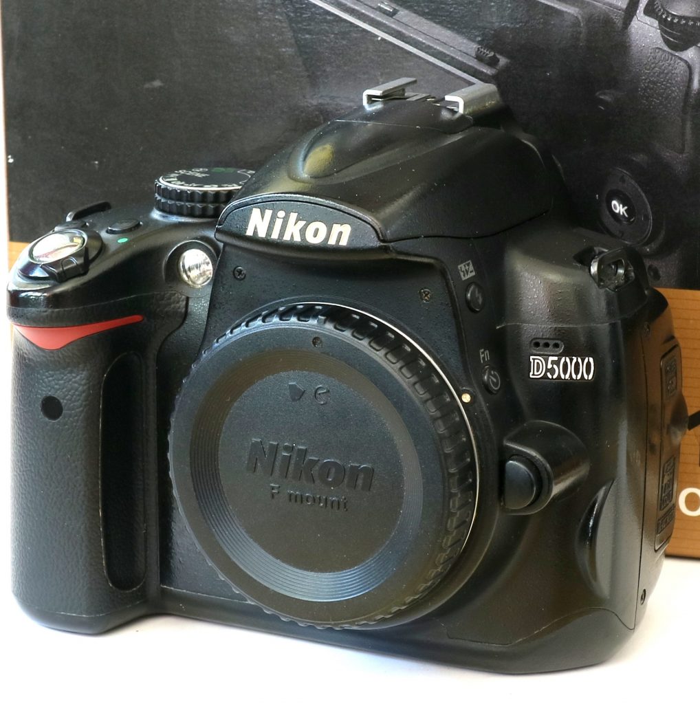 Jual Kamera DSLR Nikon D5000 Fullset ( Body Only )